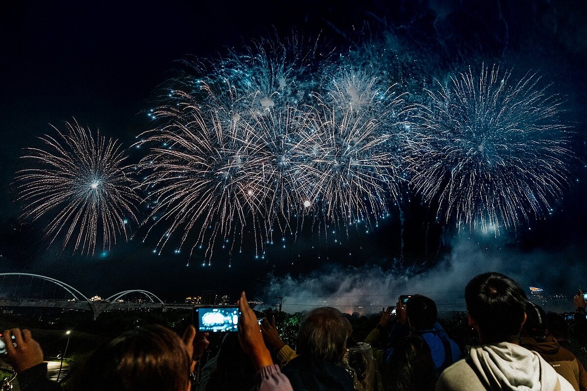 壓軸登場的300秒的煙火秀《藝鳴新聲》，透過精心編排，詮釋「新生、旅程、色彩、融合。圖／新北市美術館提供
