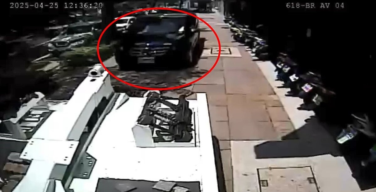 高市某殯葬業者日前至中正二路某大樓接運往生者,先將運大體禮車打開後車門違停在人行道(紅圈處),業者上樓接大體,後被警方和拖吊業者認定是違停將禮車拖走。圖/聯合報記者石秀華翻攝
