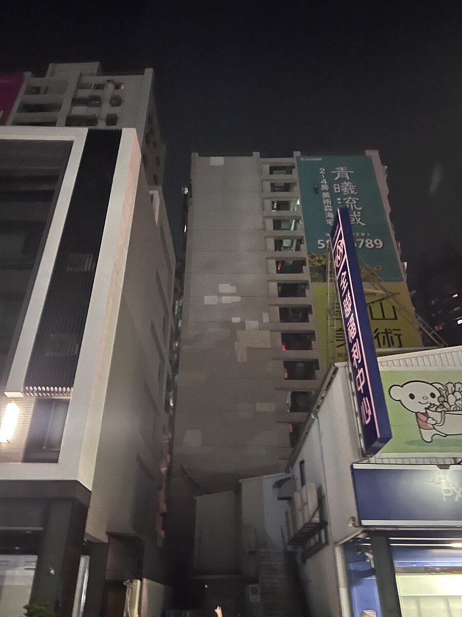 黃姓男子卡在帆布牆上,所幸成功脫困。圖/聯合報記者張議晨翻攝
