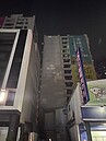 高雄男半夜吊在帆布廣告外牆上　僅靠雙手支撐狂喊「救命」