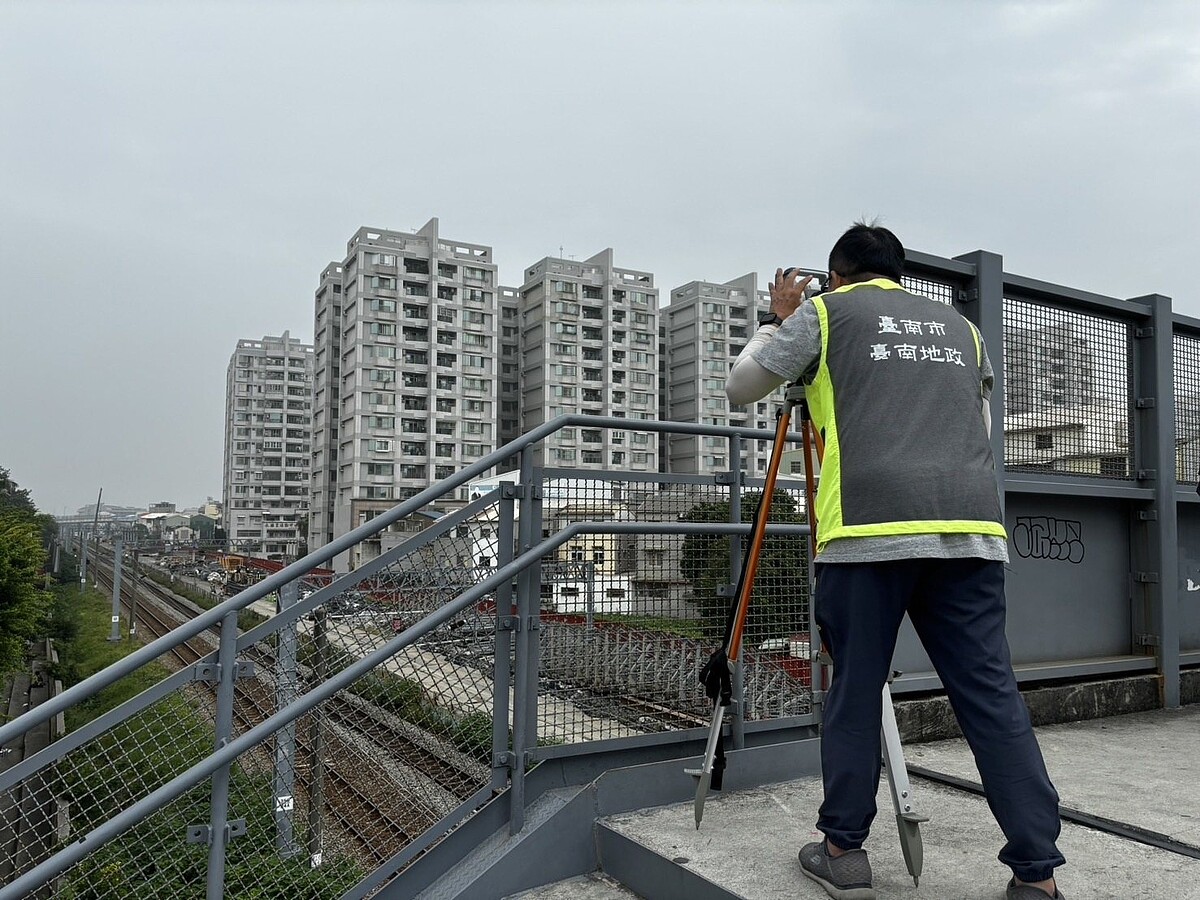 台南市10個行政區啟動地籍重測,市府提醒地主要到現場,以維護自身權益。圖/台南市地政局提供