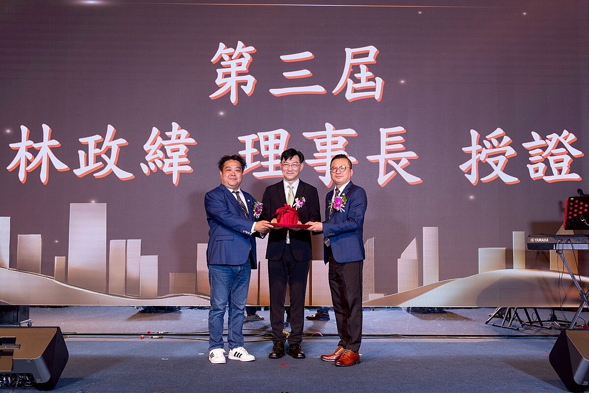台北市租服公會第三屆理事長暨理監事授證交接,新任理事長林政緯(左)從第一屆及第二屆理事長陳柏勳(右)手上接下棒子,由內政部董建宏政務次長(中)監交。