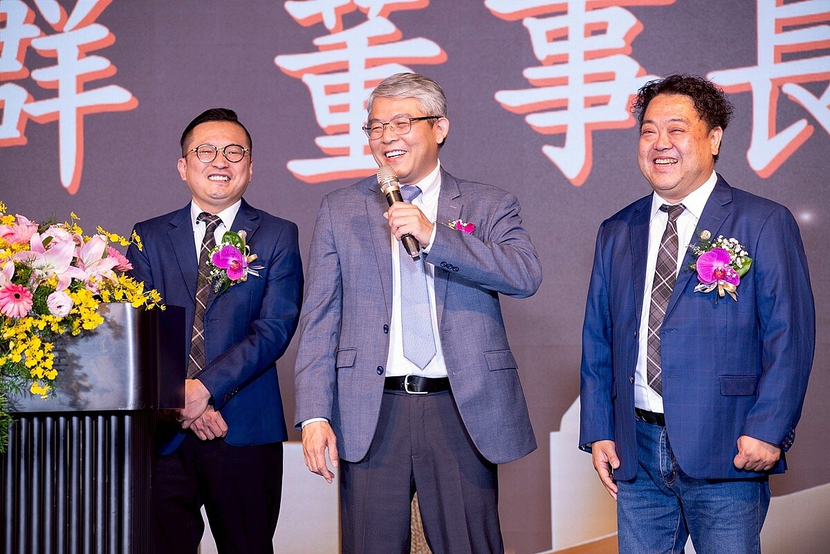 花敬群(中)說,租服產業已展現規模與專業性,相信未來這個產業會更蒸蒸日上。圖/台北市租服公會提供