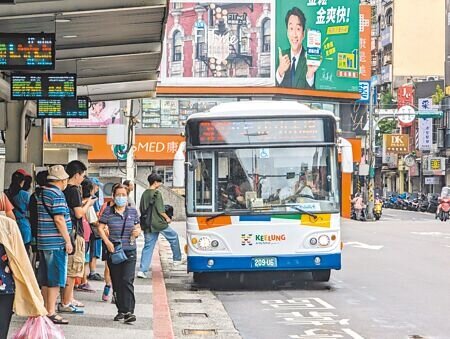 基隆市公車長年虧損,運價已有19年沒調整,市府預今年中以前啟動公車運價審議委員會,從根本解決虧損問題。(張志康攝)