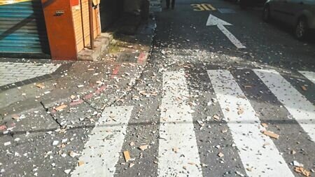 外牆磁磚剝落事件頻傳,台北市都發局公告要求較高風險的建築物,須於2026年底前完成建物外牆安全診斷檢查及申報,但議員發現目前全市僅2成建物完成申報,按目前申報速度,恐須16年才能全數申報完成。(本報資料照片)