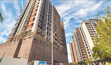 桃園市正處於建設期,各區建案齊發,卻不時傳出鋼筋、釘子、鐵屑等建材掉落狀況,民代要求加強稽查高樓建案。(蔡依珍攝)