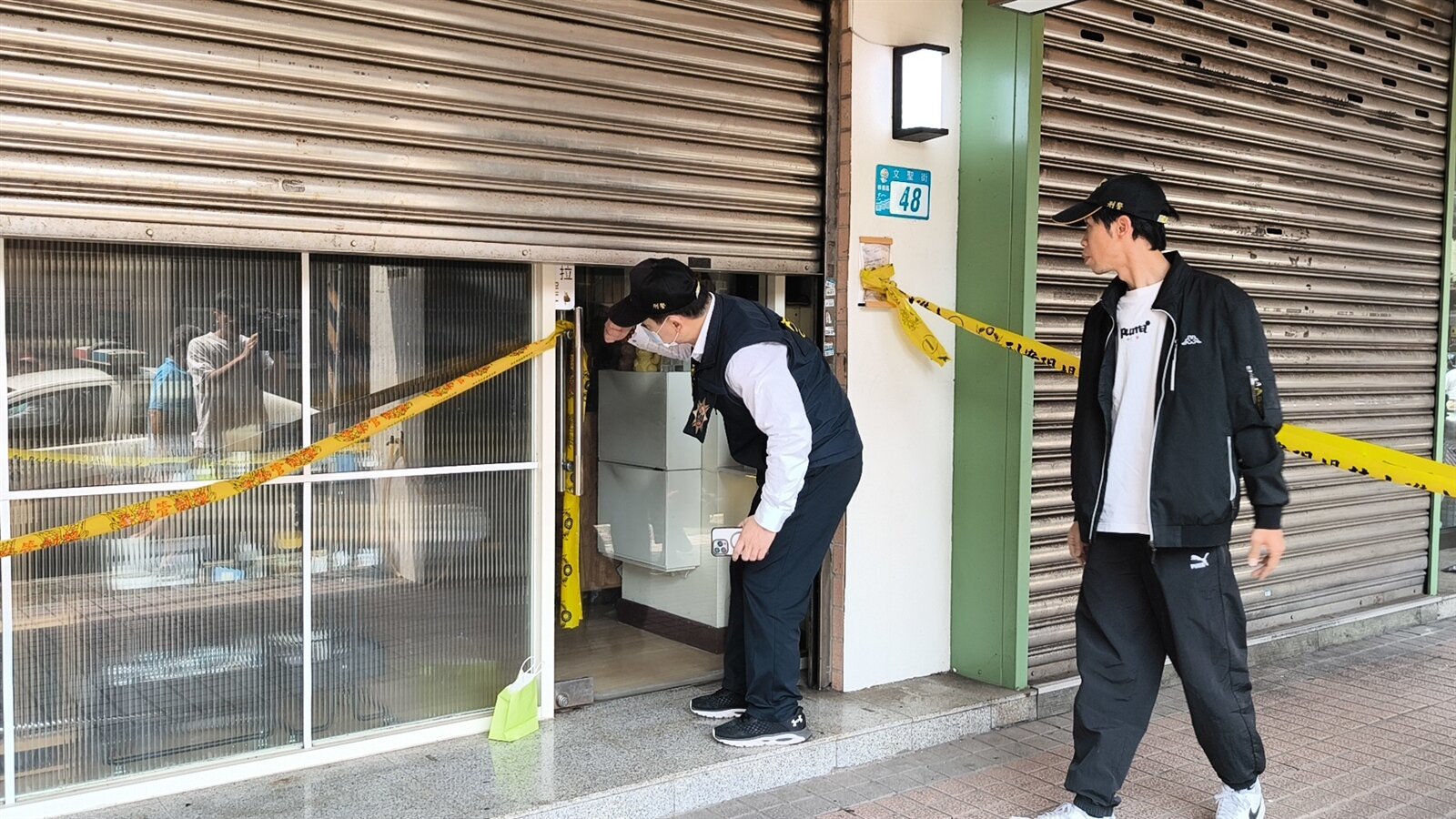 新北海山分局偵查隊長進入凶案現場採證。記者黃子騰／攝影 