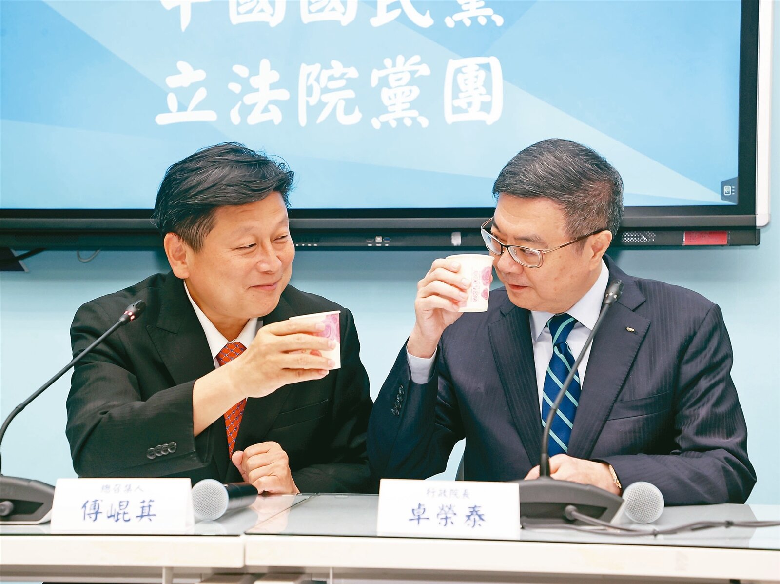 今將拜會立院 行政院長卓榮泰今天將赴立院,向朝野黨團說明「因應國際情勢強化經濟社會及國土安全韌性特別條例」草案,盼在最短時間通過。圖為卓榮泰(右)去年四月拜會國民黨立院黨團總召傅崐萁(左)畫面。本報資料照片