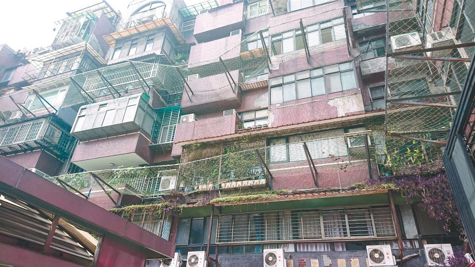 台北市商業區的老舊11樓以上建築需明年底前完成外牆安檢申報,但目前申報不到2成。建管處長虞積學坦言,很困難,持續努力中。本報資料照片