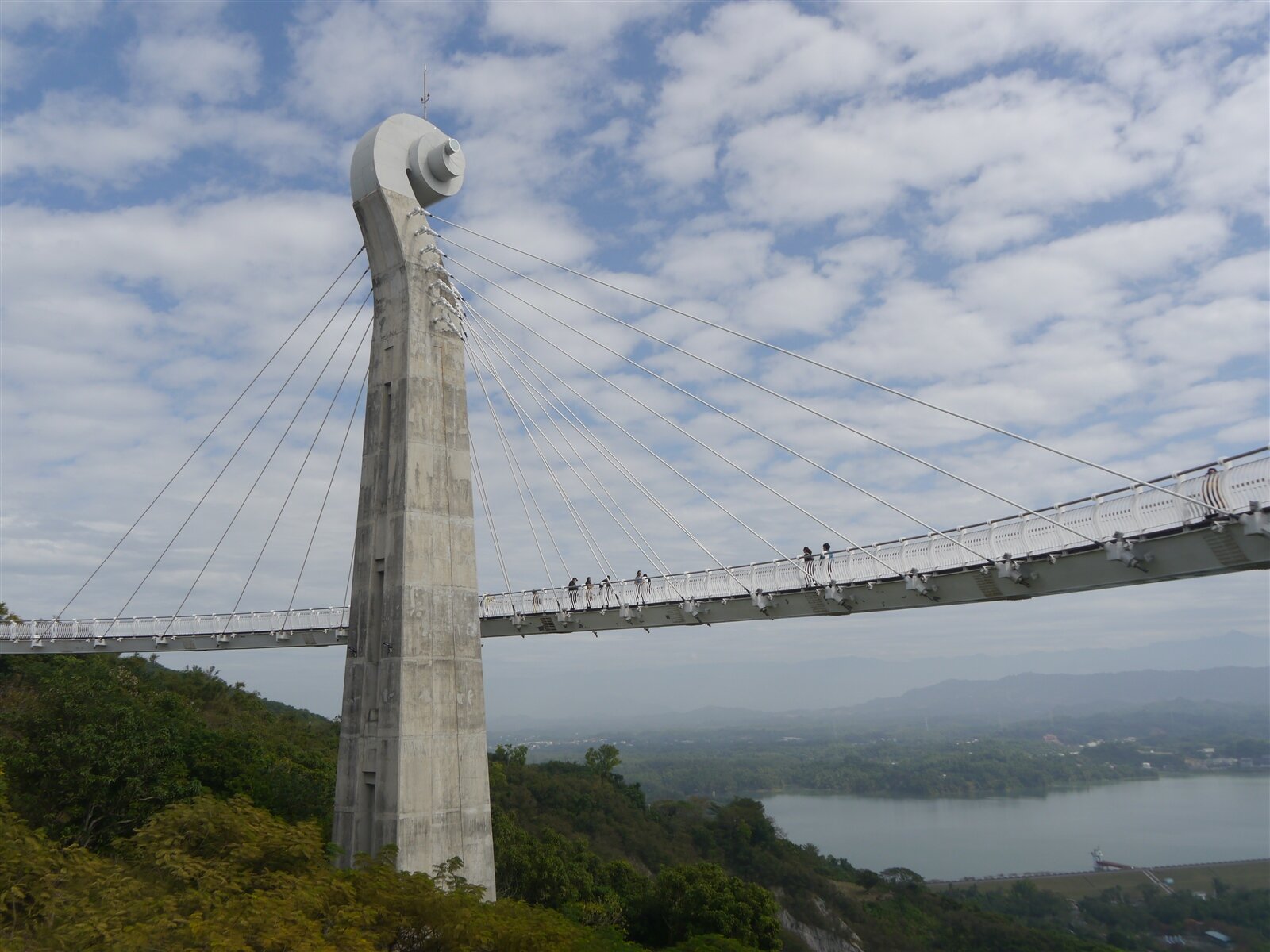 今年7月1日起,崗山之眼風景區及周邊道路納入空維區,進出車輛要符合規定,否則面臨500元或2000元罰鍰。記者徐白櫻/攝影