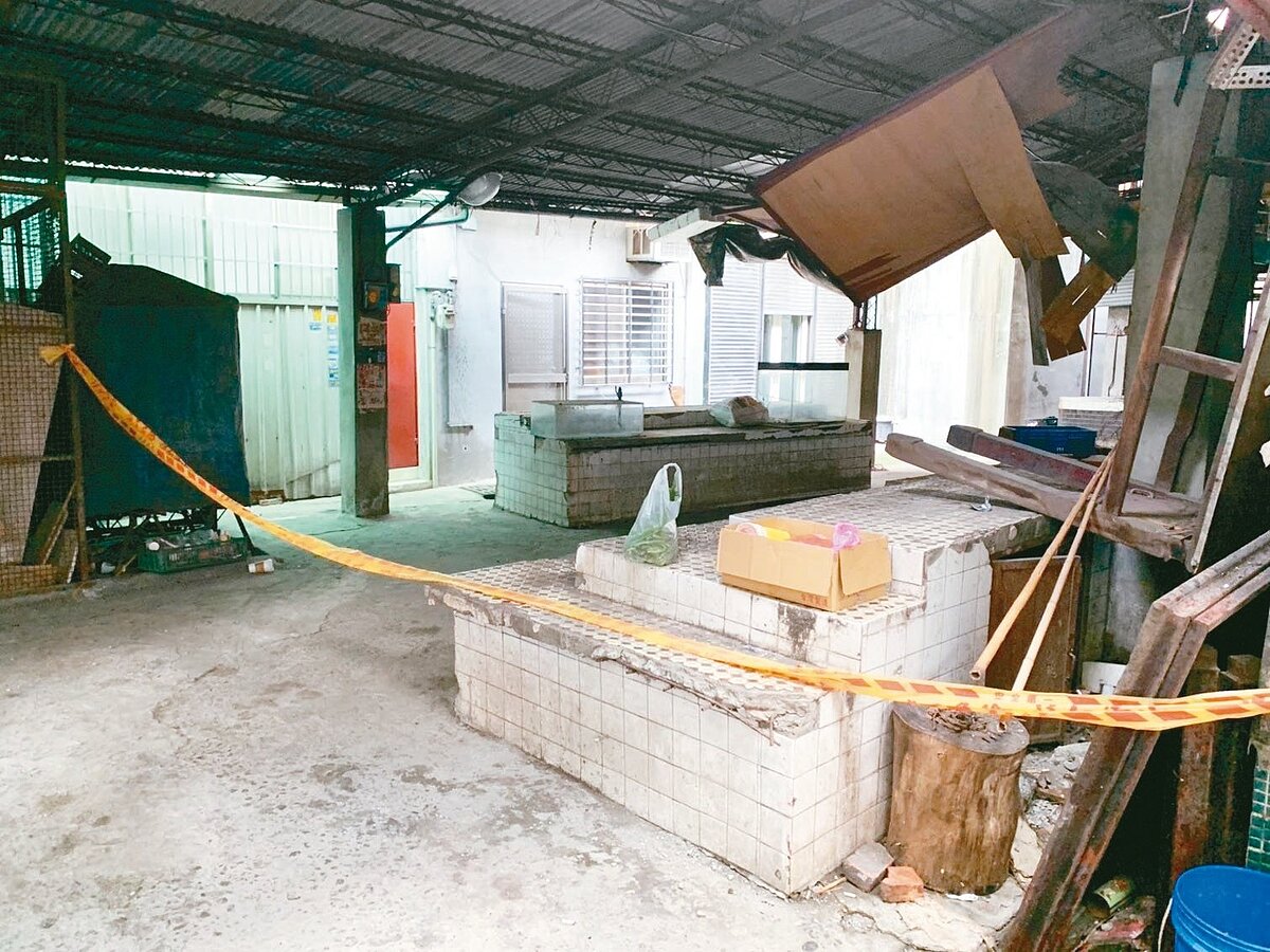 台中市永安市場近半年拉起封鎖線、攤商被請離,市場幾乎無生意。圖/議員江肇國提供