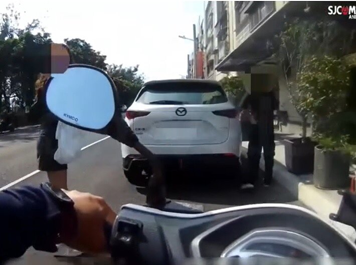 汽車停路邊竟遭宮廟男痛毆。圖/截自聯合報