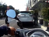 超派！汽車停路邊竟遭宮廟男痛毆　高雄治安嚇壞北部遊客