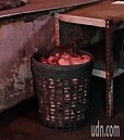主廚親自驗收？台南菜市場肉攤深夜驚見米奇大啖美食　衛生局將派員稽查
