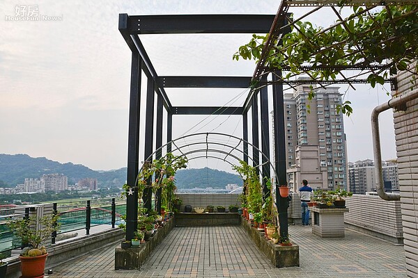 便宜400萬卻找罪受?頂樓戶「踩雷」苦不堪言:買要慎重 甜心主播廖盈婷家裡頂樓的空中花園。(好房News記者 陳韋帆/攝影)
