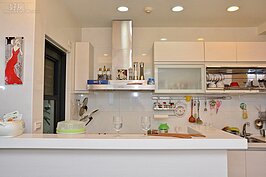 牆上的一幅女郎陶版畫引人注意，波浪短髮、托腮凝視、戴著珍珠耳環與一身大膽的紅色露肩全身長洋裝，廖盈婷說，這代表熱情，「人生不要忘記日常生活還是需要熱情的。」自己的個性活潑，老公的個性相對沈穩，四張線條灰穩色系座椅，坐上去，彷彿身處Lounge Bar。（文／蔚藍成風　圖／好房Ｎews記者 陳韋帆） 