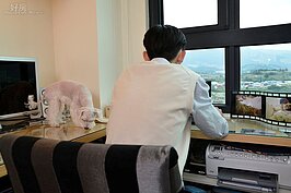 甜心主播廖盈婷臥室中的小角落,讓老公Shawn可思考、工作，且還觀看河岸風景，擁有一個屬於個人休憩的小空間。（圖文／好房News記者 陳韋帆）