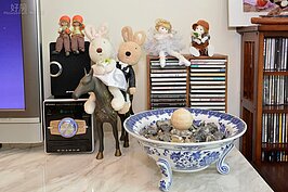 風水文化歷史久遠，甜心主播廖盈婷雖不迷信，但仍在家中財位放置聚寶盆，廖盈婷笑說：「聚寶盆不僅有聚財之效，放置零錢也很方便呢！」。（圖文／好房News記者 陳韋帆）