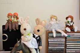 甜心主播廖盈婷的家可愛小擺飾,喬遷時朋友贈送的荷蘭娃娃與彼得兔。(好房News記者 陳韋帆/攝影)