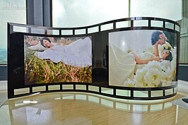 甜心主播廖盈婷,使用結婚時的婚紗照做底片造型的相框,作為書桌的小擺飾。(好房News記者 陳韋帆/攝影)