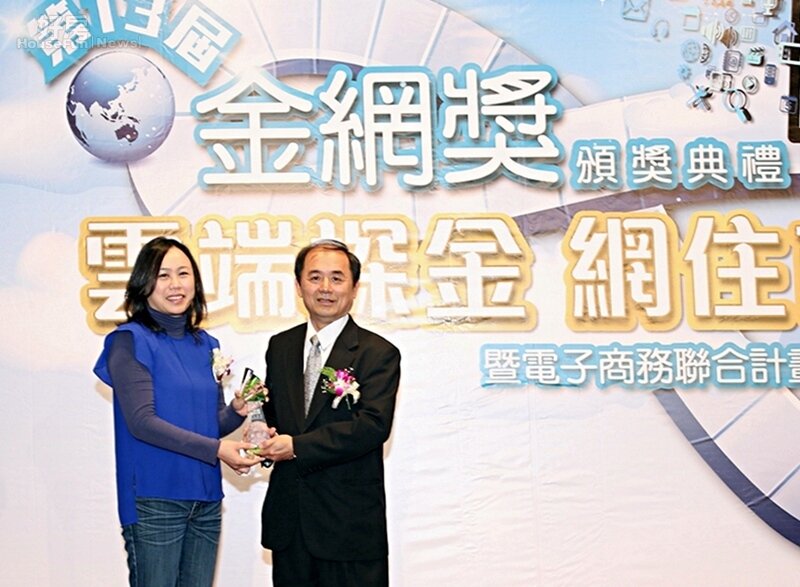 資策會產業推動與服務處處長柯献堂頒銀質獎給好房網營運長徐賢淑