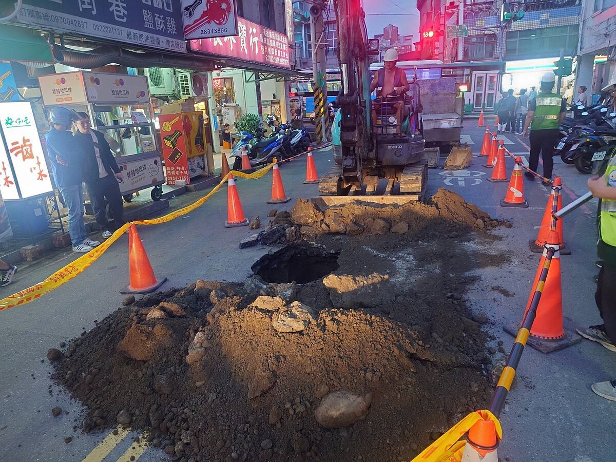 台北市士林區文林路、美崙街口路面,晚間突然出現長寬各約1公尺的坑洞,工務局進行現場開挖尋找原因。圖/北市府提供