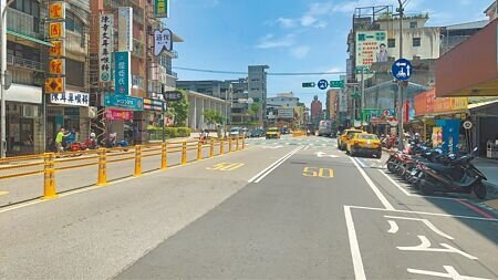 基隆市警察局表示,將自5月1日起,針對七堵區明德一路及光明路等路段,針對違規停車、併排停車等樣態,展開強力執法。(張志康攝)