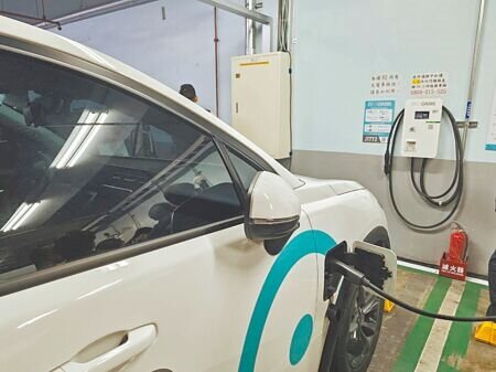 
北市公有停車場目前有1276樁電動車充電樁，為全國第一，最近也由EVOASIS公司導入「AC隨插即充」共300樁，車主不需要加入會員，現場掃描QR Code就能充電。（謝佳君攝）
