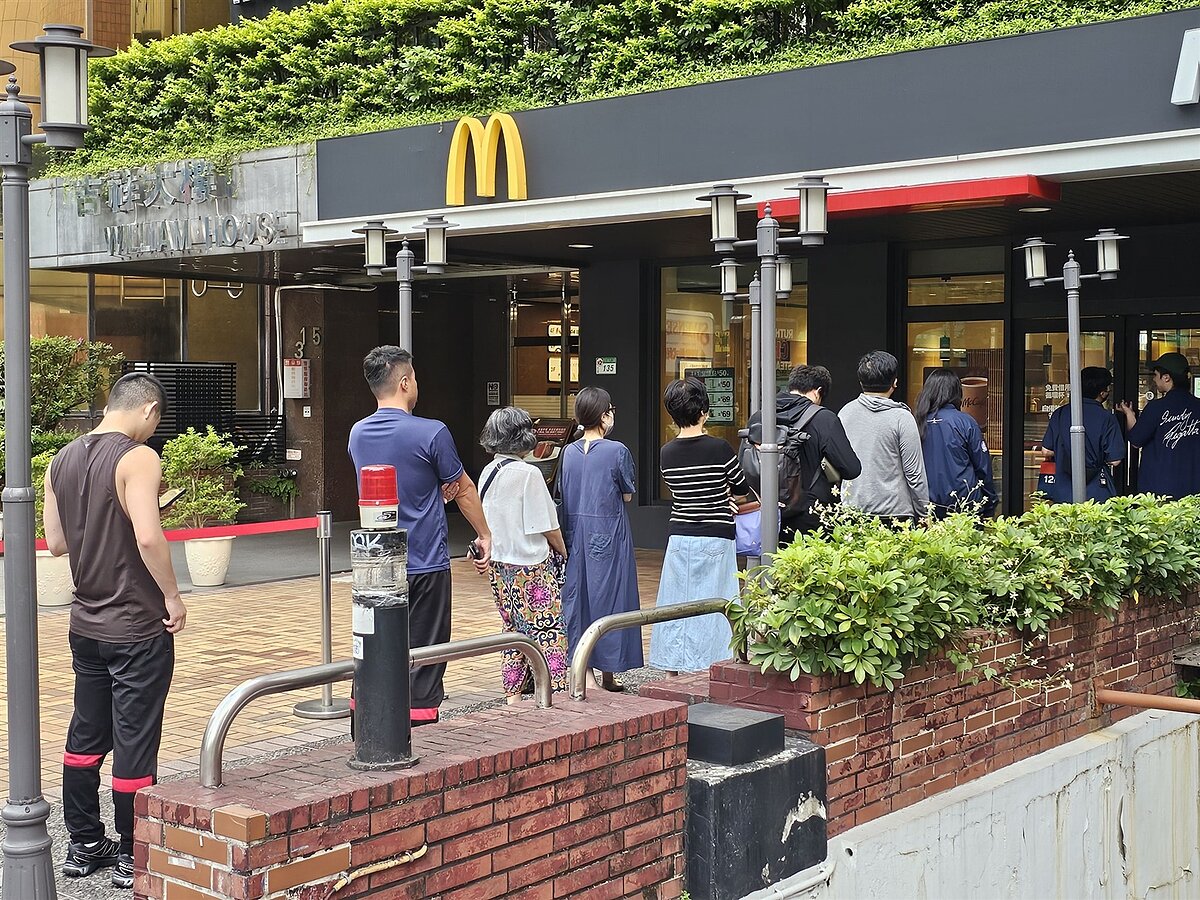 麥當勞在尚未開門之前，多間分店門口就已出現排隊人潮。記者陳睿中／攝影 