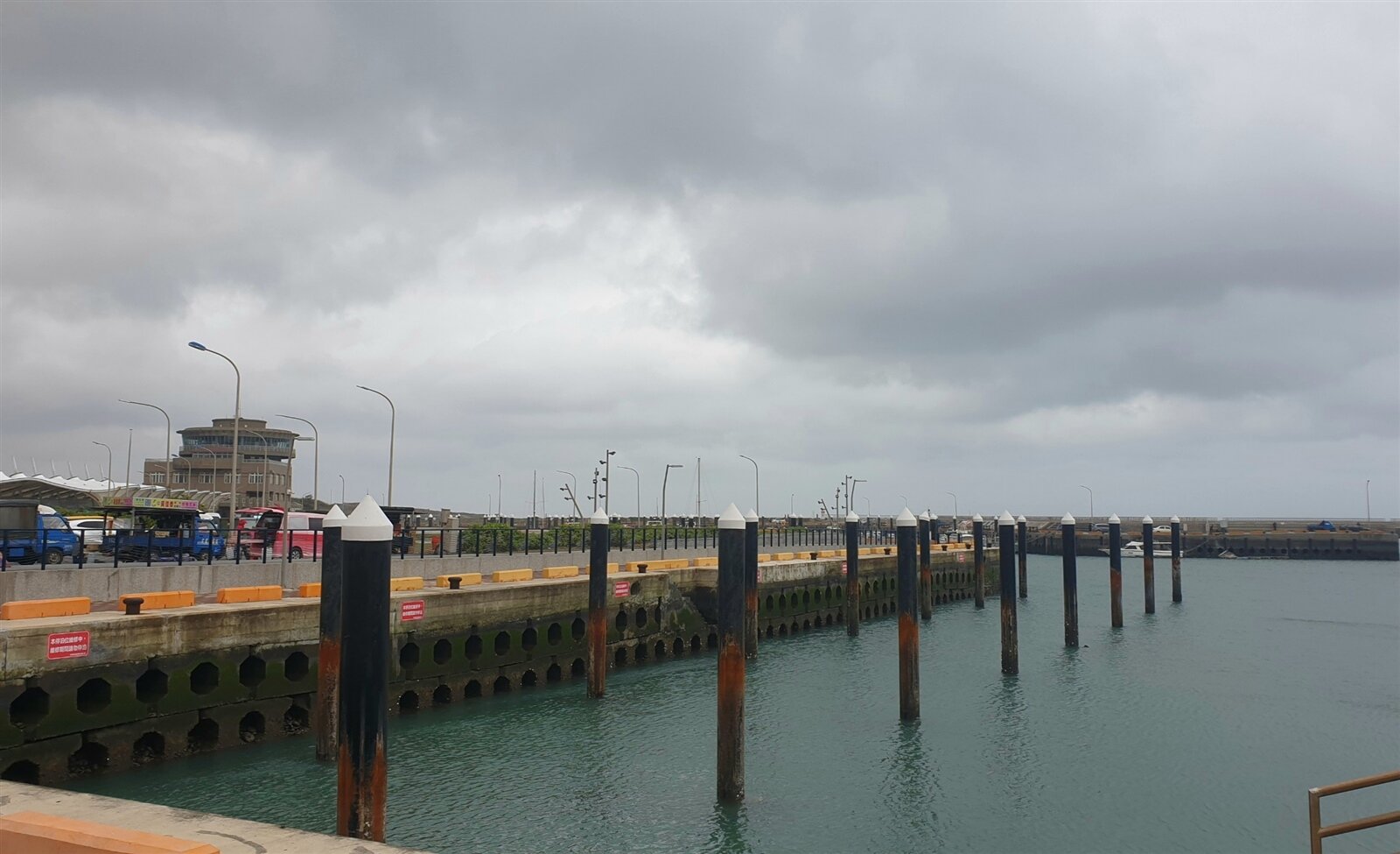 桃園市竹圍漁港因採用台北港水質水文數據設計遊艇碼頭,浮箱結構不到1年就壞,農業局已興訟向營造業者求償。本報資料照片