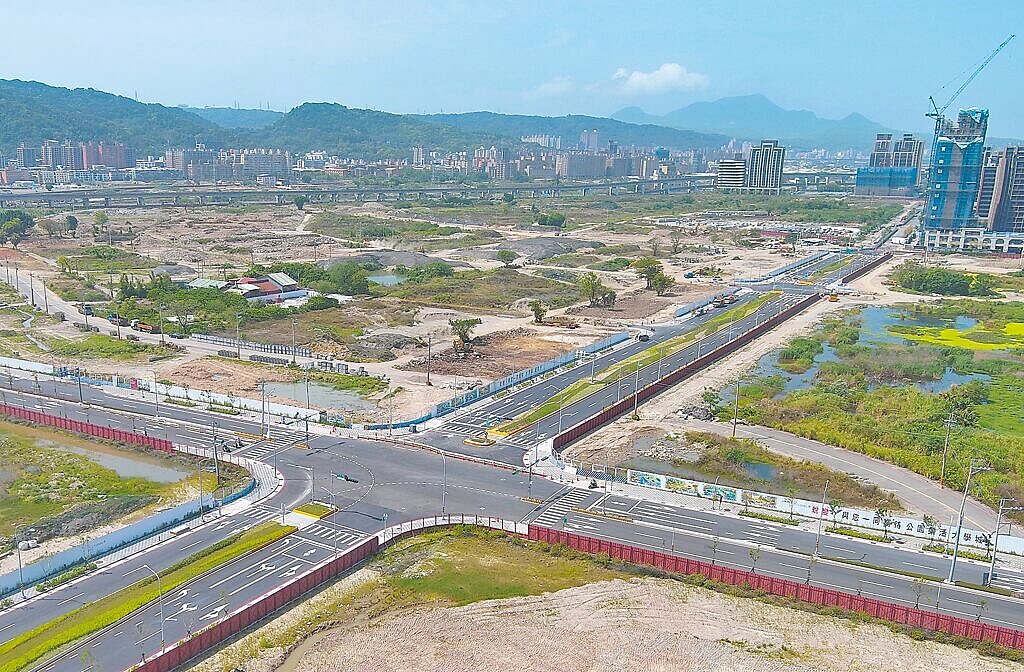 塭仔圳交通路網逐漸成形,可有效改善區域交通。莊泰路中央留設輕軌預定帶,將種植不同灌木營造景觀廊道。(新北市地政局提供/高鈞麟新北傳真)