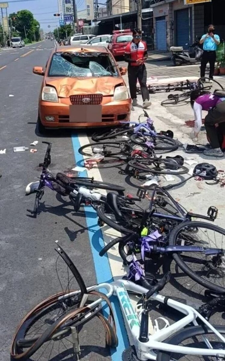 康橋國際學校學生單車環島,22日在彰化埤頭遭逆向行駛轎車衝撞,10多名學生倒地,1人頭部受創昏迷。圖/民眾提供