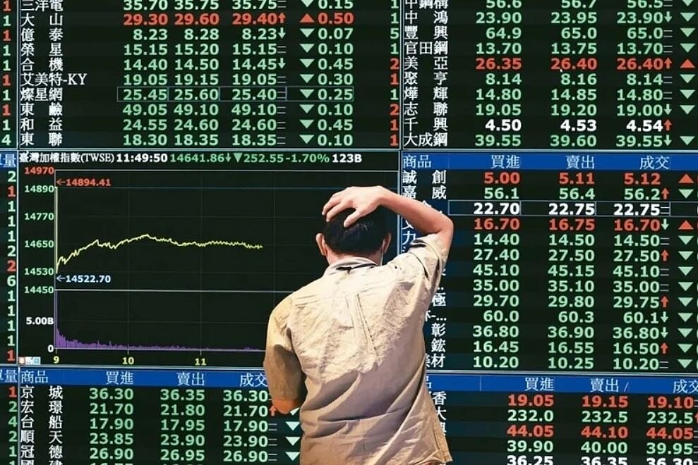 多重利空促使三大法人22日同步賣超台股共計113.9億元。聯合報系資料照