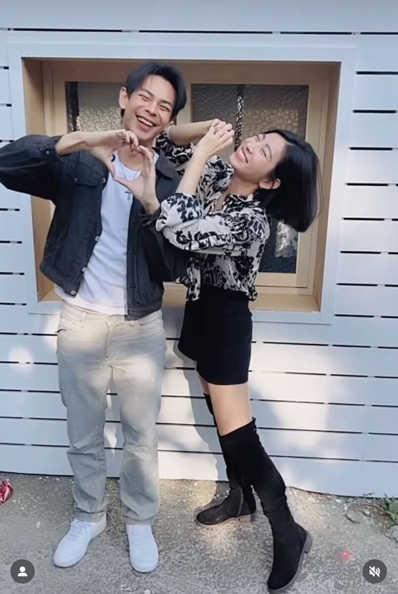 孫綻(左)戲外和米可白戀愛ing。圖/摘自IG