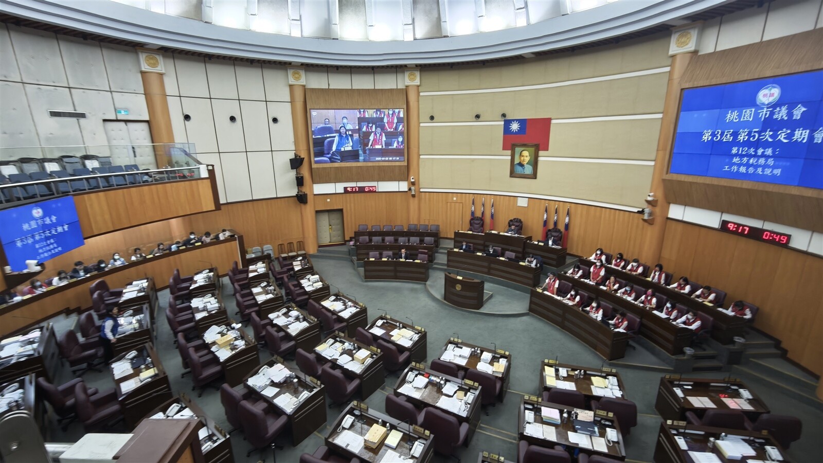 桃園市議會今天地方稅務局工作報告，議員普遍關切房屋稅2.0還有五萬多戶未遷戶籍問題。記者鄭國樑／攝影 