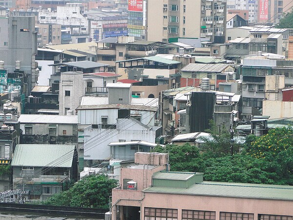 市容亂糟糟基隆市潮濕多雨，老舊公寓普遍有頂樓漏水問題，以前各蓋各的，大小、高度、方式都各異，十分混亂，市府擬具設置規則管理。 記者游明煌／攝影