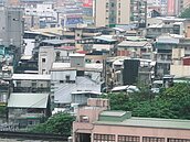 公寓加蓋斜屋頂防漏水　基市府准了