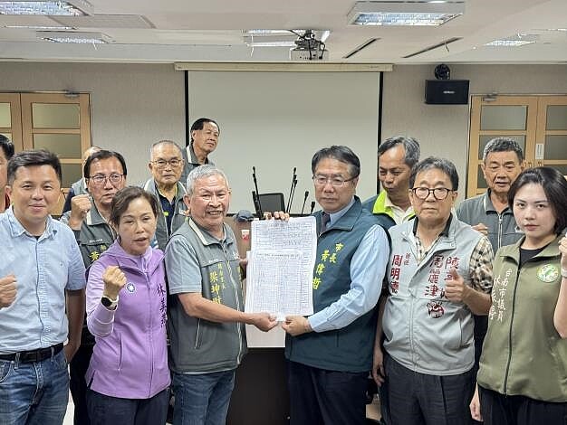 地方反對南山公墓全區保留，台南20里長遞交連署書。圖／台南市政府提供