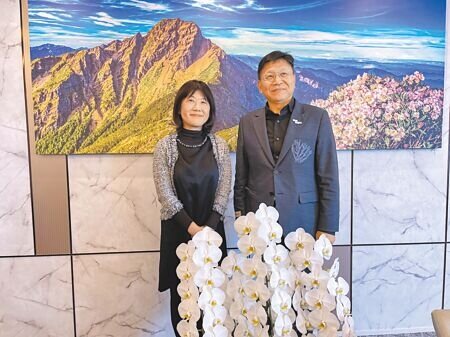 日本世博海外宣傳部長吉村佐知子(左)日前參觀玉山數位科技株式會社打造的TECH WORLD館,並與館長邱揮立(右)暢談,從台灣的自然到最新的科技技術,讓她學習到很多,後續也希望能帶孩子參觀。圖∕李麗滿
