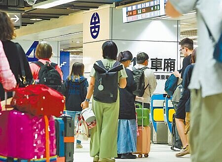 凍漲30年的台鐵票價將於今年6月23日調漲,票價平均調漲26.8%,台鐵公司23日在官網公布新版票價表格,新票價將於6月23日上路,圖為民眾在台北車站準備進入台鐵月台搭車。(陳俊吉攝)