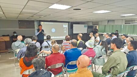 台南市民政局長姜淋煌23日在南山公墓文化景觀審議會上表示,古蹟保存與開發可以共存共榮。(程炳璋攝)