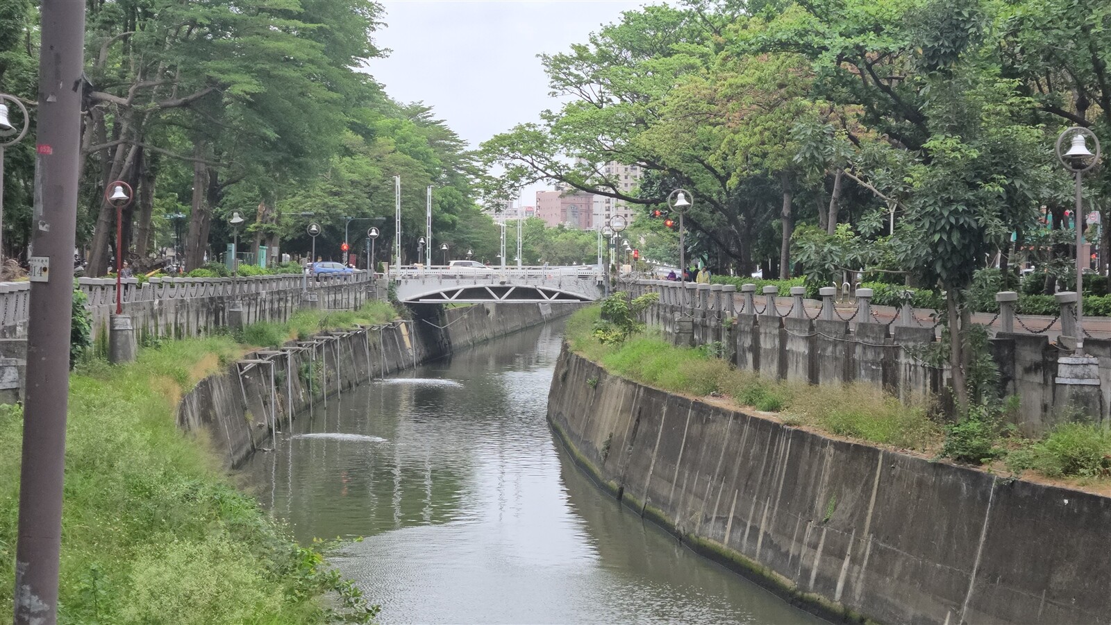 河堤公園鄰近「高雄小天母」稱號的河堤社區。記者王勇超/攝影