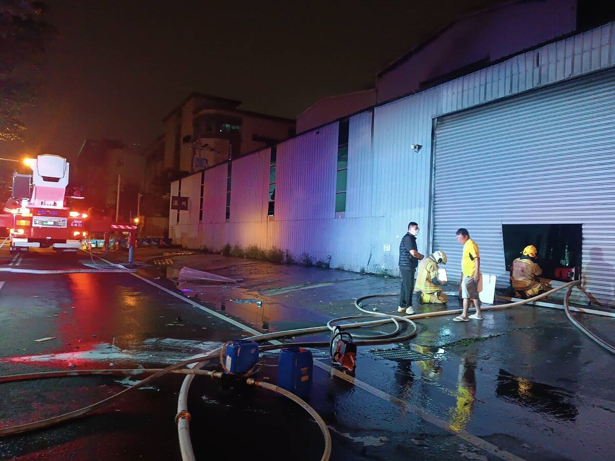 新竹縣竹北市環北路三段某烤漆工廠,凌晨1時許發生火警意外。圖/取自LINE社群竹北大小事