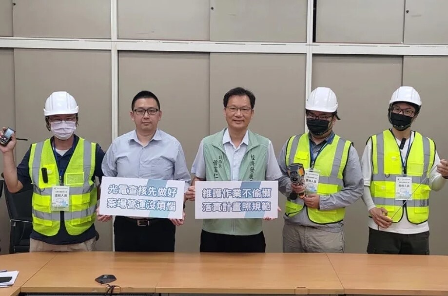 台南市經發局副局長蕭富仁(中)說明 光電查核作業。圖/南市經發局提供