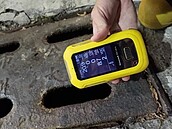高雄左營水溝疑傳「瓦斯味」　住戶通報警消現場警戒