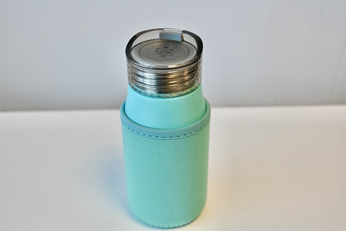 中鋼「輕巧冷水瓶」配附防撞耐磨保護套。圖/中鋼提供