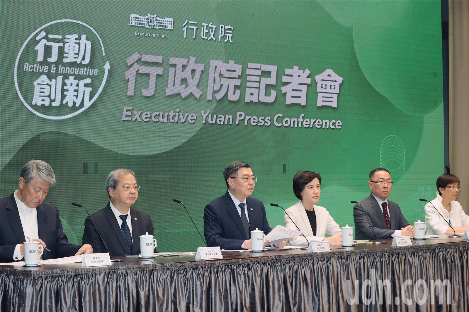 行政院長卓榮泰(左三)在經濟部長郭智輝(左起)、行政院秘書長龔明鑫、行政院副院長鄭麗君、行政院政務委員林明昕、主計總處副主計長陳慧娟等人陪同下,親自主持因應關稅戰特別條例記者會,說明特別條例制定考量。因應美國關稅衝擊,行政院會上午通過「因應國際情勢強化經濟社會及國土安全韌性特別條例」草案,主軸納入強化韌性、照顧民生,也將挹注台電還有勞健保,草案規模上看4100億元。記者蘇健忠/攝影