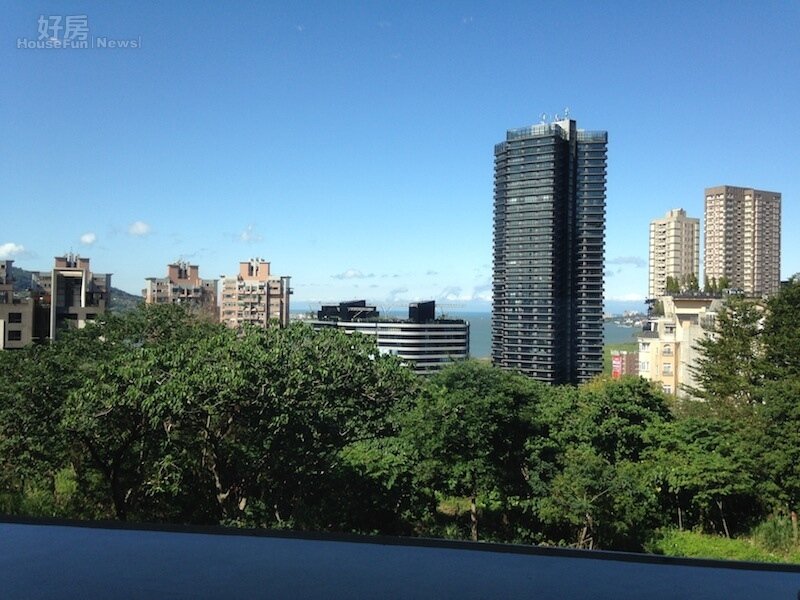 淡水紅樹林半山腰看得到淡水河。(好房News記者蔡佩蓉/攝影)