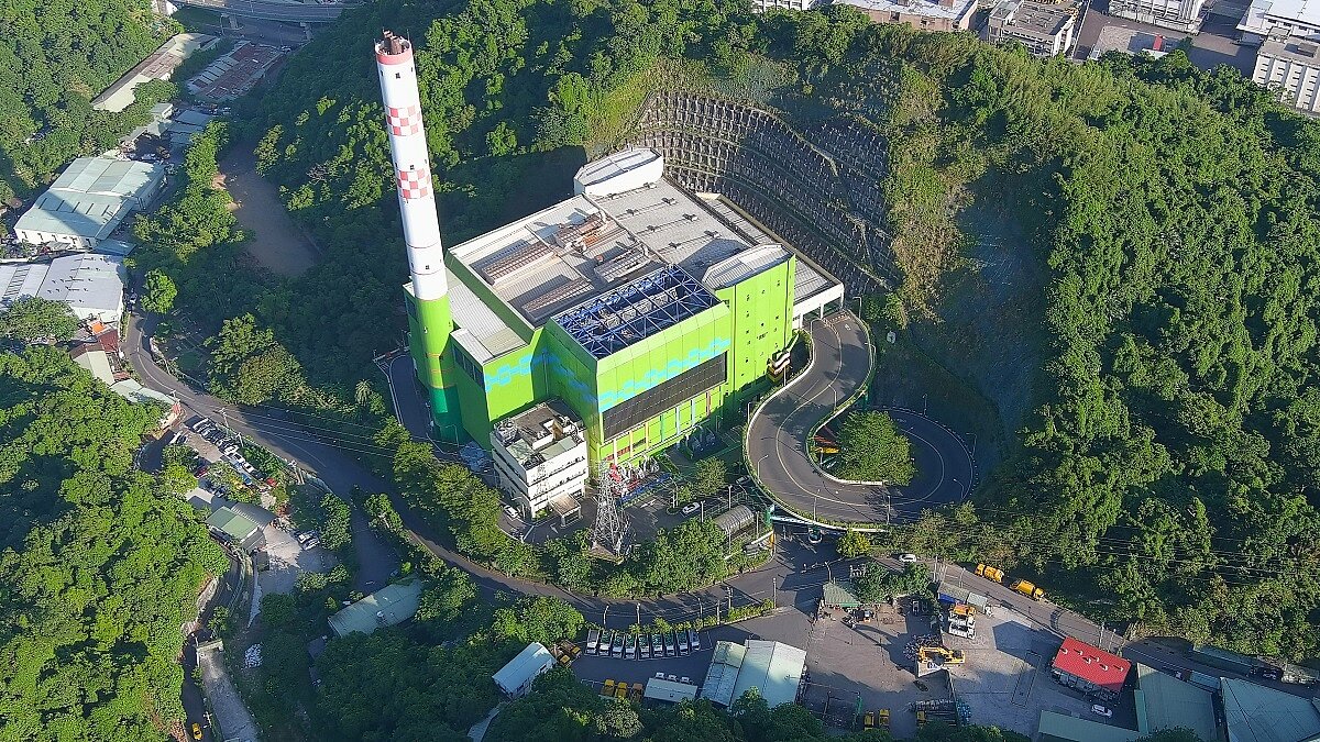 「新店垃圾焚化廠」獲環境教育設施認證肯定,象徵新北市在廢棄物處理與環境教育推動方面,持續雙軌並進。圖/新北市政府提供