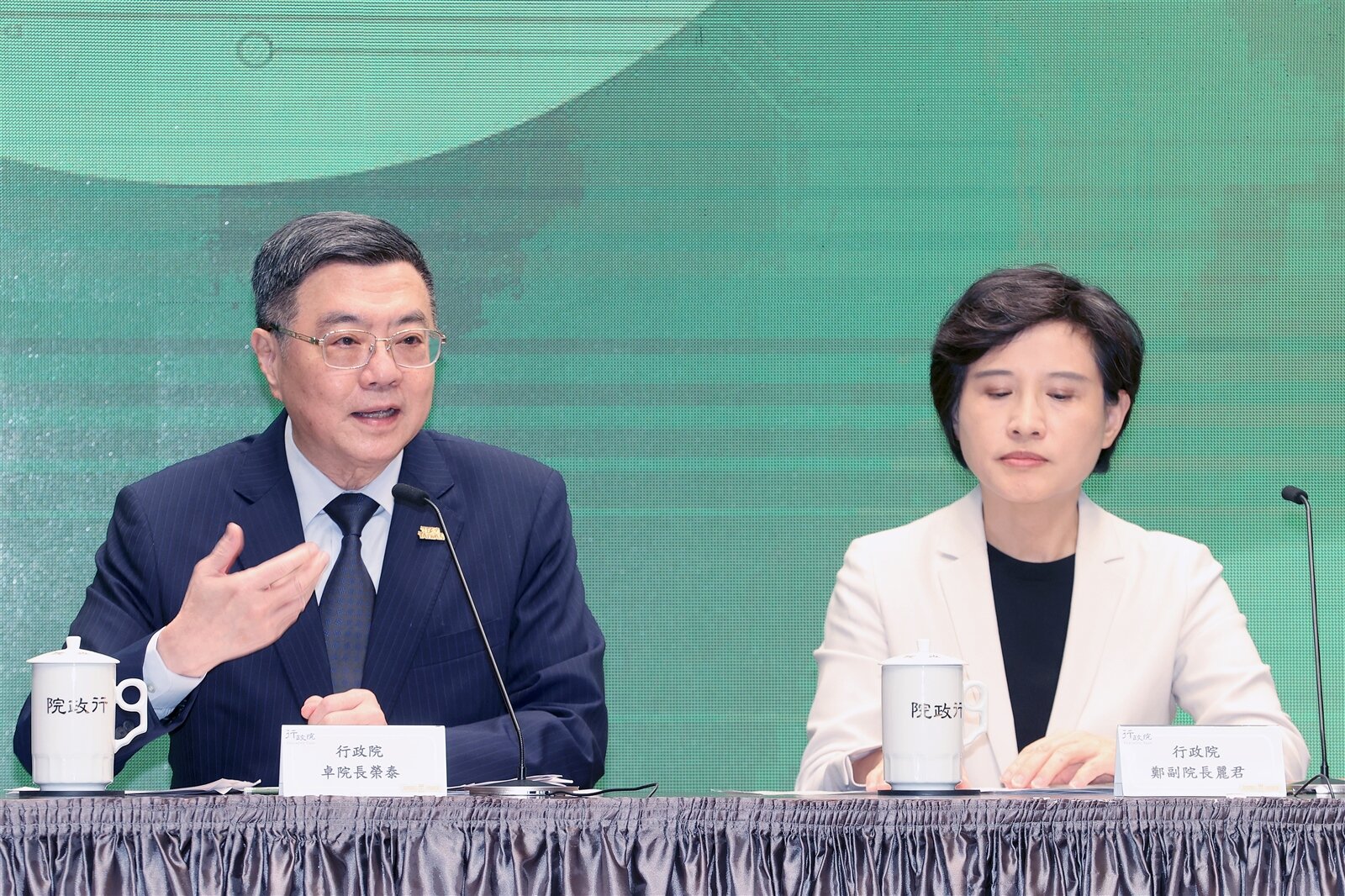 行政院長卓榮泰(左)與行政院副院長鄭麗君(右)等人一起主持因應關稅戰特別條例記者會,說明特別條例制定考量。記者蘇健忠/攝影